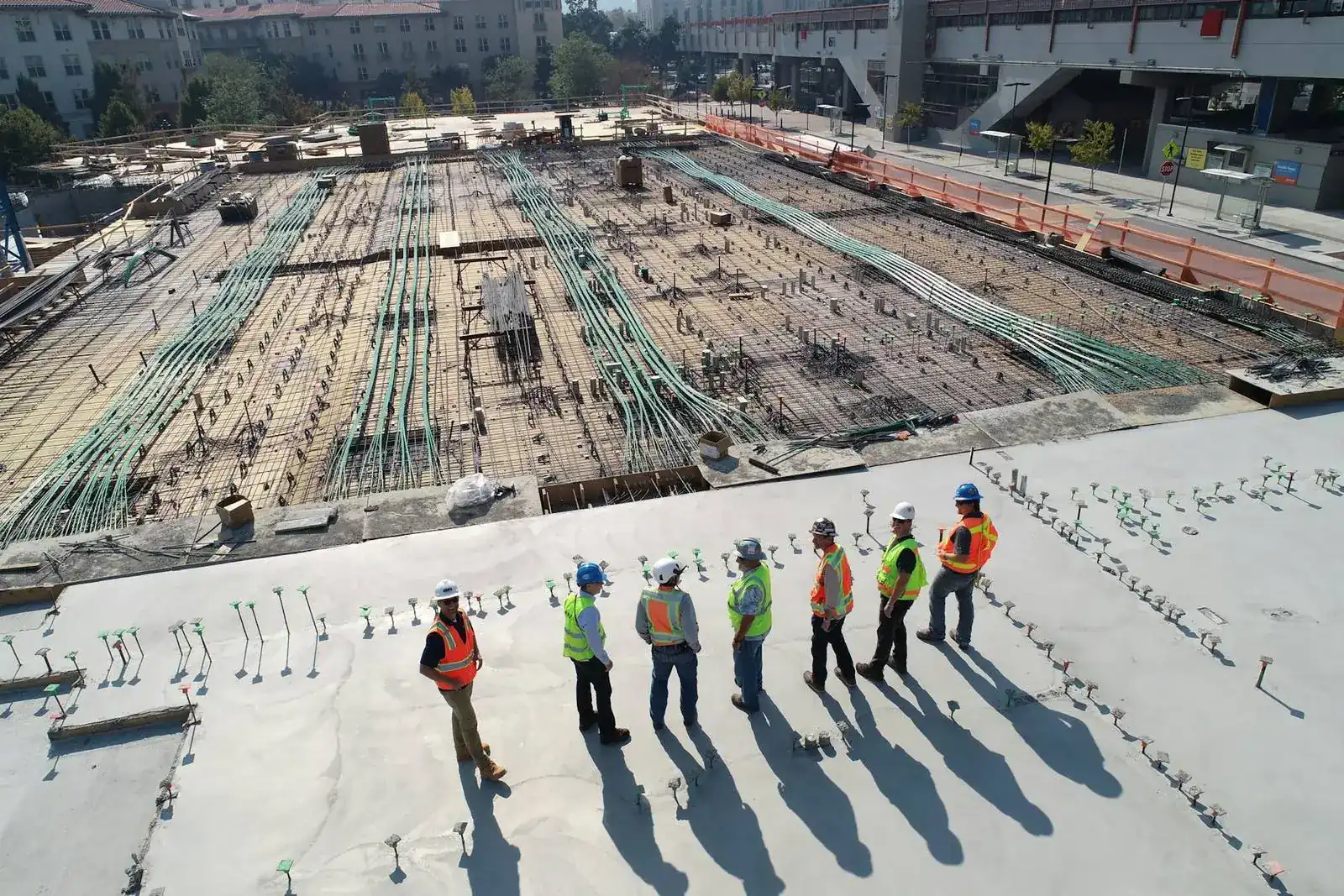 Ingénieurs inspectant un chantier