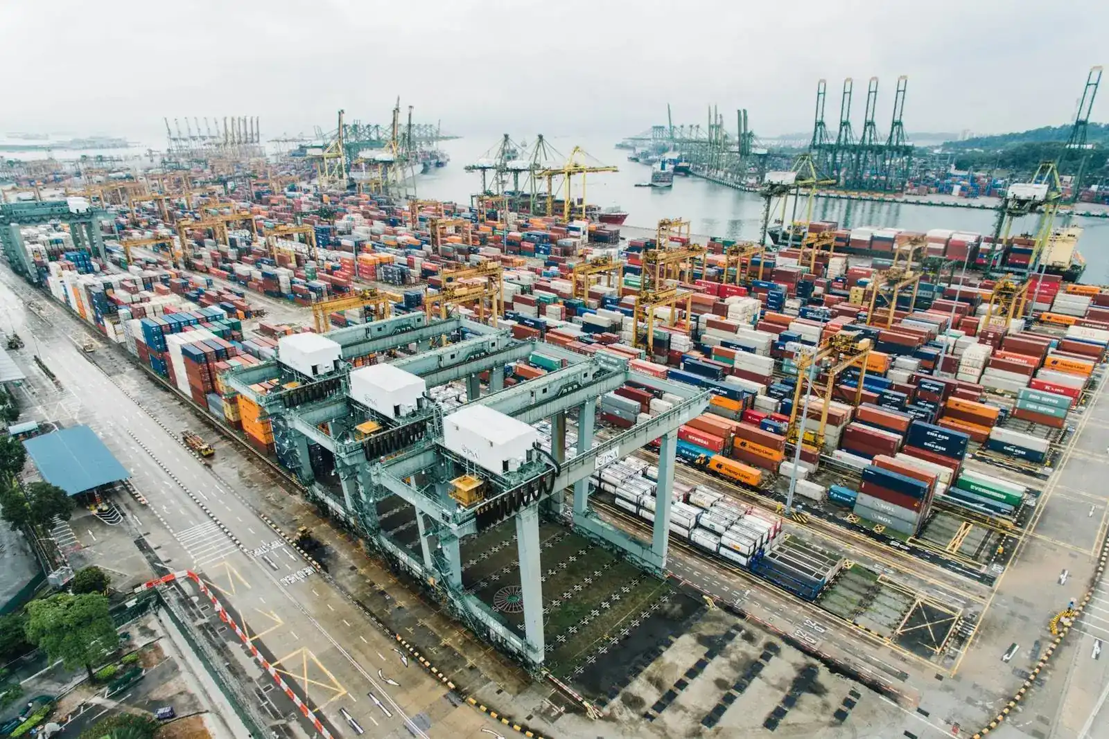 Vue aérienne d’un port à conteneurs